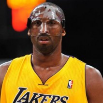 Kobe_Bryant Kobe Bryant met gelaatsbescherming