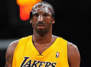 Kobe_Bryant Kobe Bryant met gelaatsbescherming